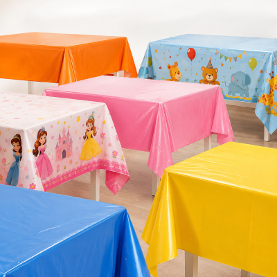 Mantéis de mesa coloridos em plástico com padrões infantis e cores sólidas