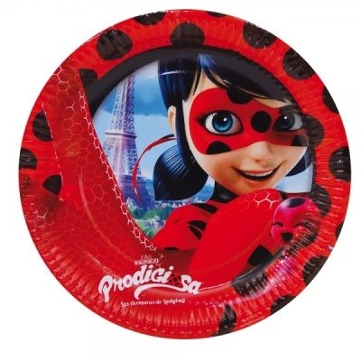 Prato vermelho com pontos pretos e imagem do personagem Ladybug com Torre Eiffel ao fundo