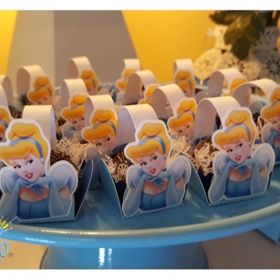 Caixas decorativas azuis com imagem da Cinderela em suporte azul com doces