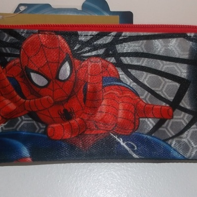 Estojo com imagem do Homem-Aranha e fecho vermelho