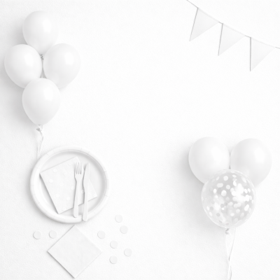Decoração de festa minimalista com balões, pratos e talheres brancos