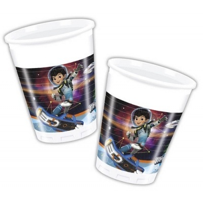 Dois copos de plástico com personagem animado espacial e fundo estrelado.