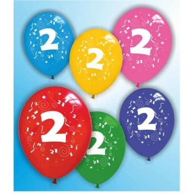 Balões coloridos com o número 2 branco e desenhos festivos sobre fundo azul claro