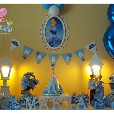Decoração festa tema Cinderella com boneca, letras MARIA, balões azuis, flores e candeeiros brancos