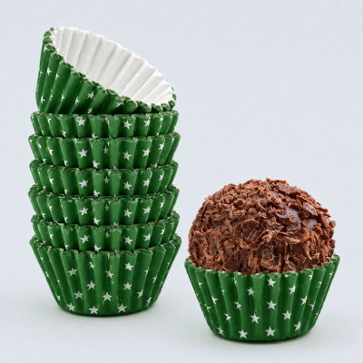 Forminhas verdes com estrelas brancas e brigadeiro com raspas de chocolate