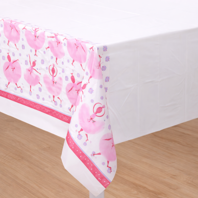 Toalha de mesa branca com borda decorativa de bailarinas rosa e flores