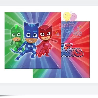 Painel colorido com personagens animados dos PJ Masks e fundo colorido com texto PJ MASKS