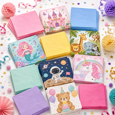 Guardanapos coloridos e estampados para festa infantil sobre mesa decorada com confetes e enfeites de papel.