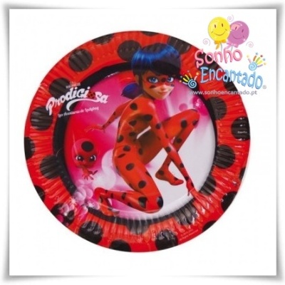 Prato de papel vermelho com pintas pretas e imagem da personagem Ladybug com uma joaninha