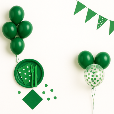 Decoração de festa verde com balões, prato, talheres, guardanapo, confetes e bandeirolas