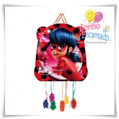 Pinhata quadrada vermelha com bolinhas pretas e personagem animada com máscara preta e cabelo azul