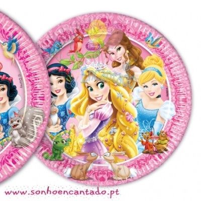Pratos de papel descartáveis cor-de-rosa com princesas Disney e animais em fundo branco