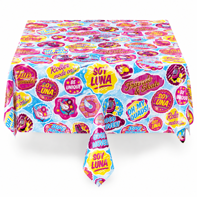 Toalha de mesa colorida com padrão de textos e imagens de patins Soy Luna