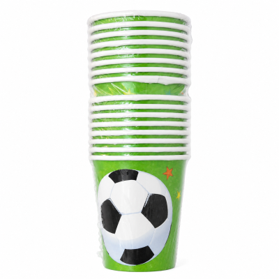 Conjunto de copos de papel verdes com bola de futebol impressa.