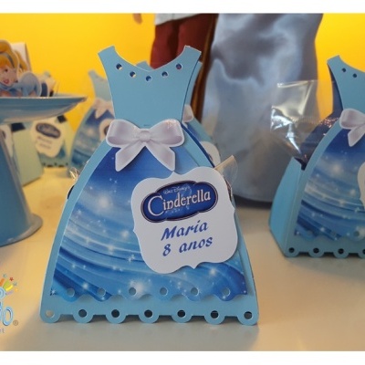 Caixas de papel em forma de vestido da princesa Cinderella com texto personalizado