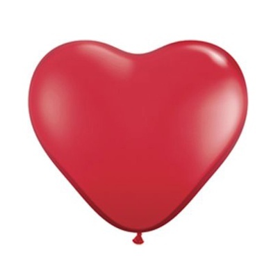 Balão vermelho em forma de coração sobre fundo branco