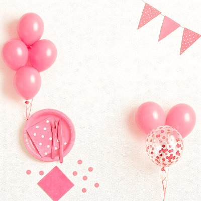 Decoração de festa cor-de-rosa com balões, pratos, guardanapos e bandeirolas
