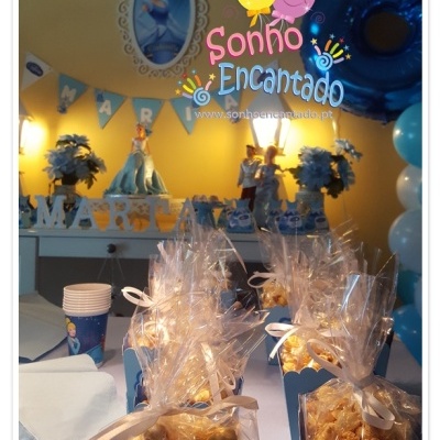 Embalagens azuis com pipocas em festa temática da Cinderela