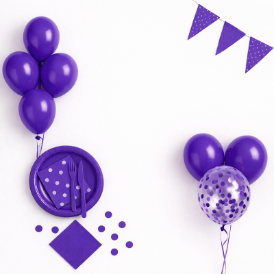 Decoração de festa com balões roxos, prato, guardanapos e talheres plásticos roxos e bandeirolas roxas