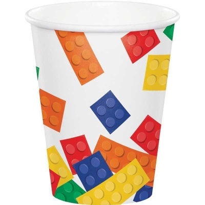 Copo de papel branco com padrão de blocos de construção coloridos