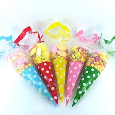 Cinco cones de doces em papel colorido com bolinhas brancas