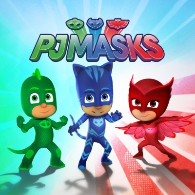 Três personagens PJ Masks coloridos com texto PJ MASKS no topo