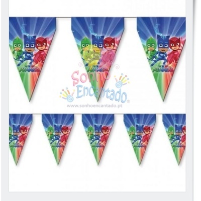 Bandeirola triangular com personagens PJ Masks coloridos em azul, verde e vermelho