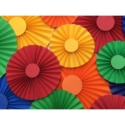 Decorações de papel em forma de leque circular coloridas e dobradas