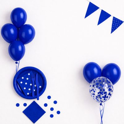 Decoração de festa com balões, pratos, talheres e guardanapos azuis com detalhes brancos