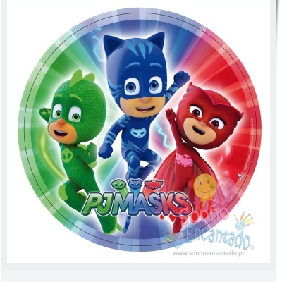 Imagem PJ Masks com personagens verde, azul e vermelho num círculo colorido