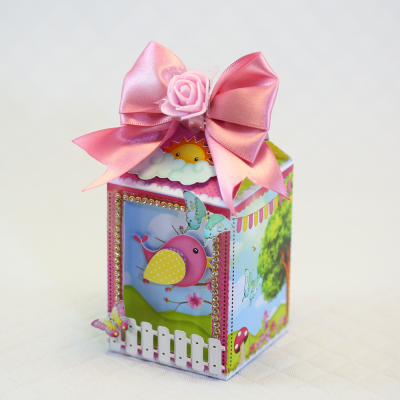 Caixa decorativa colorida com pássaro e borboletas, fita rosa no topo