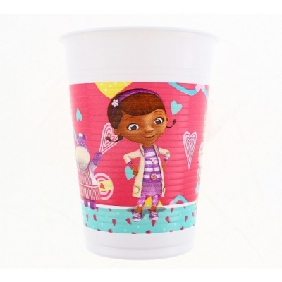 Copo de plástico com capa decorativa de personagem infantil e corações.