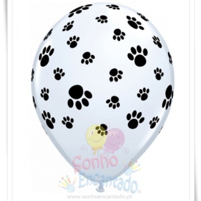 Balão branco com pegadas pretas e logo Sonho Encantado