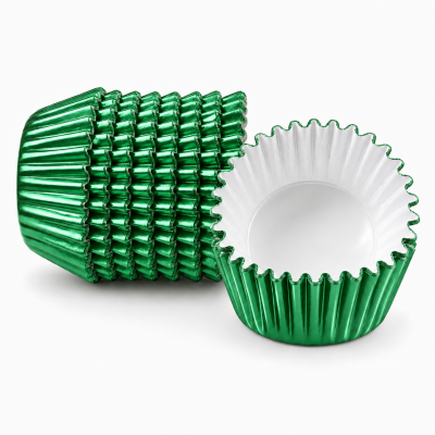 Formas para bolos verdes metálicas com interior branco empilhadas