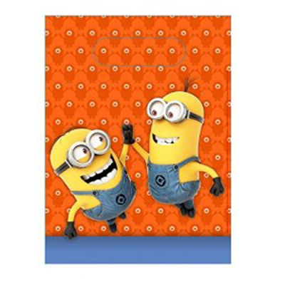 Saco plástico laranja e azul com minions amarelos a fazer toque de mão