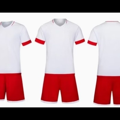 Conjunto desportivo branco e vermelho com camisola e bermuda