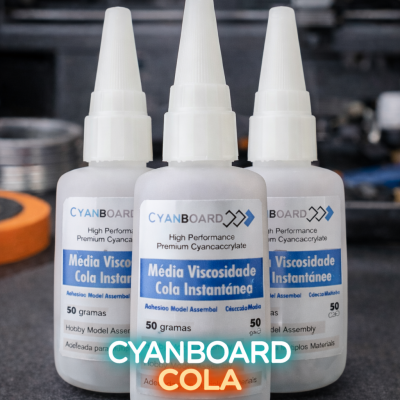 Frascos de cola instantânea CYANBOARD com rótulos azuis e brancos colocados em superfície cinza