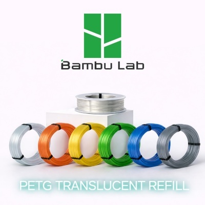 Bobinas coloridas de filamento PETG translúcido numa superfície branca com logótipo Bambu Lab