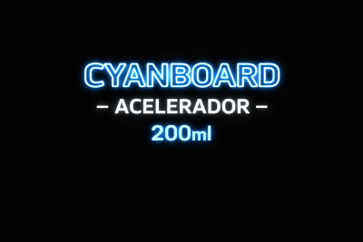 Texto em neón azul e branco com indicação CYANBOARD ACELERADOR 200 ml