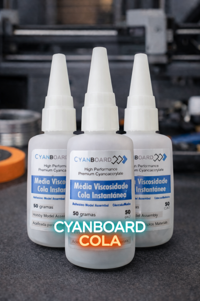 Frascos de cola instantânea CYANBOARD com rótulos azuis e brancos colocados em superfície cinza