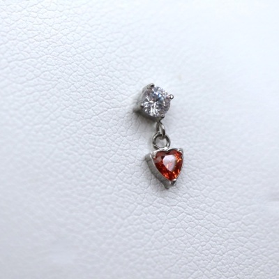 Anel com pendente de pedras transparente e vermelha em forma de coração