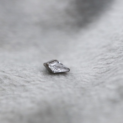 Pedra preciosa branca em tecido cinza texturizado