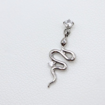 Brinco prateado com formato de cobra e brilho pendurado