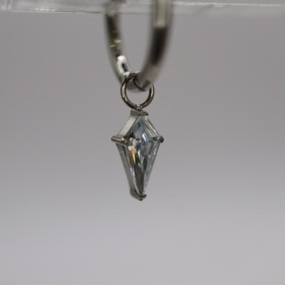 Brinco argola prateada com pendente transparente em forma de diamante