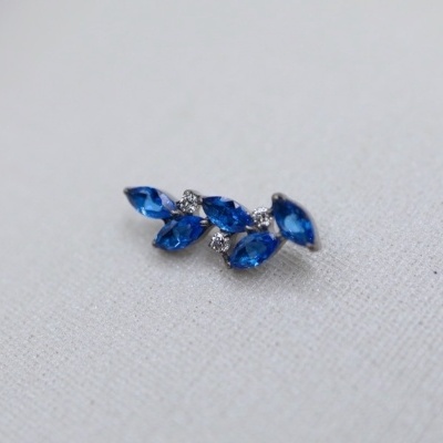 Brinco prata com pedras azuis e diamantes sobre tecido branco