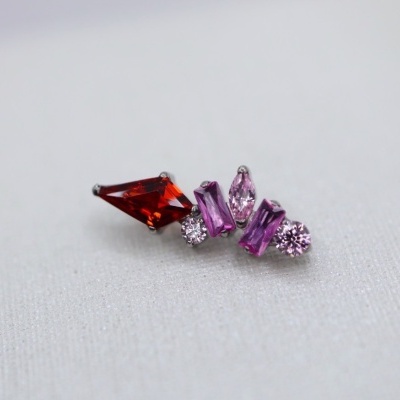 Brinco pequeno com pedras preciosas vermelha, rosa e lilás