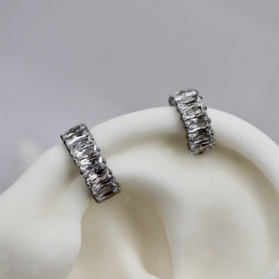 Brincos argola com pedras claras em suporte de orelha branco