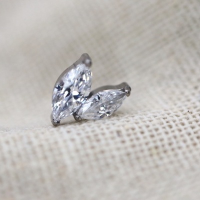 Brincos com pedras claras em tecido bege claro