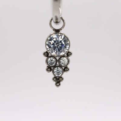 Pendente prateado com pedras redondas transparentes em fundo branco