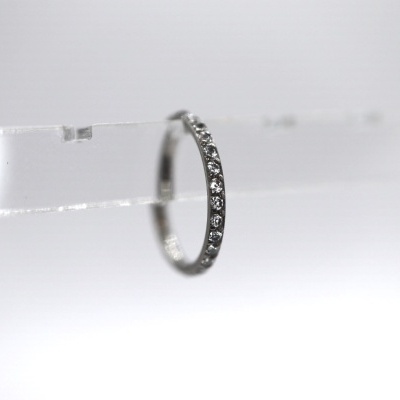 Anel prateado fino com pedras brilhantes